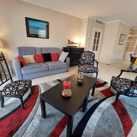 Apartment T3 Agreable, Proche Centre Et Plage. *
